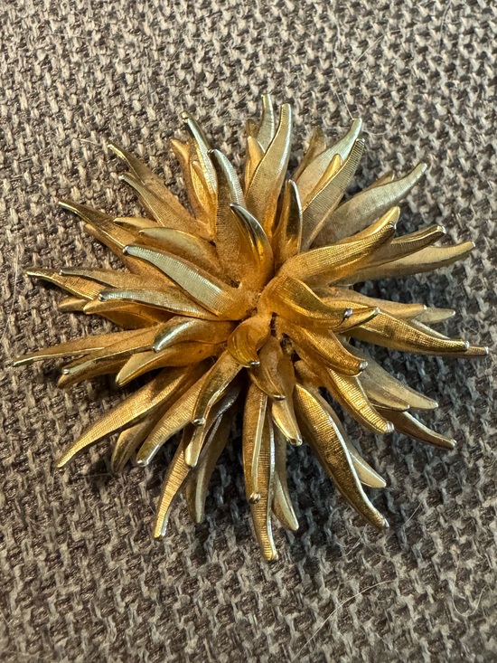 unmarked Jewelry - Gold-Tone Starburst Floral Brooch